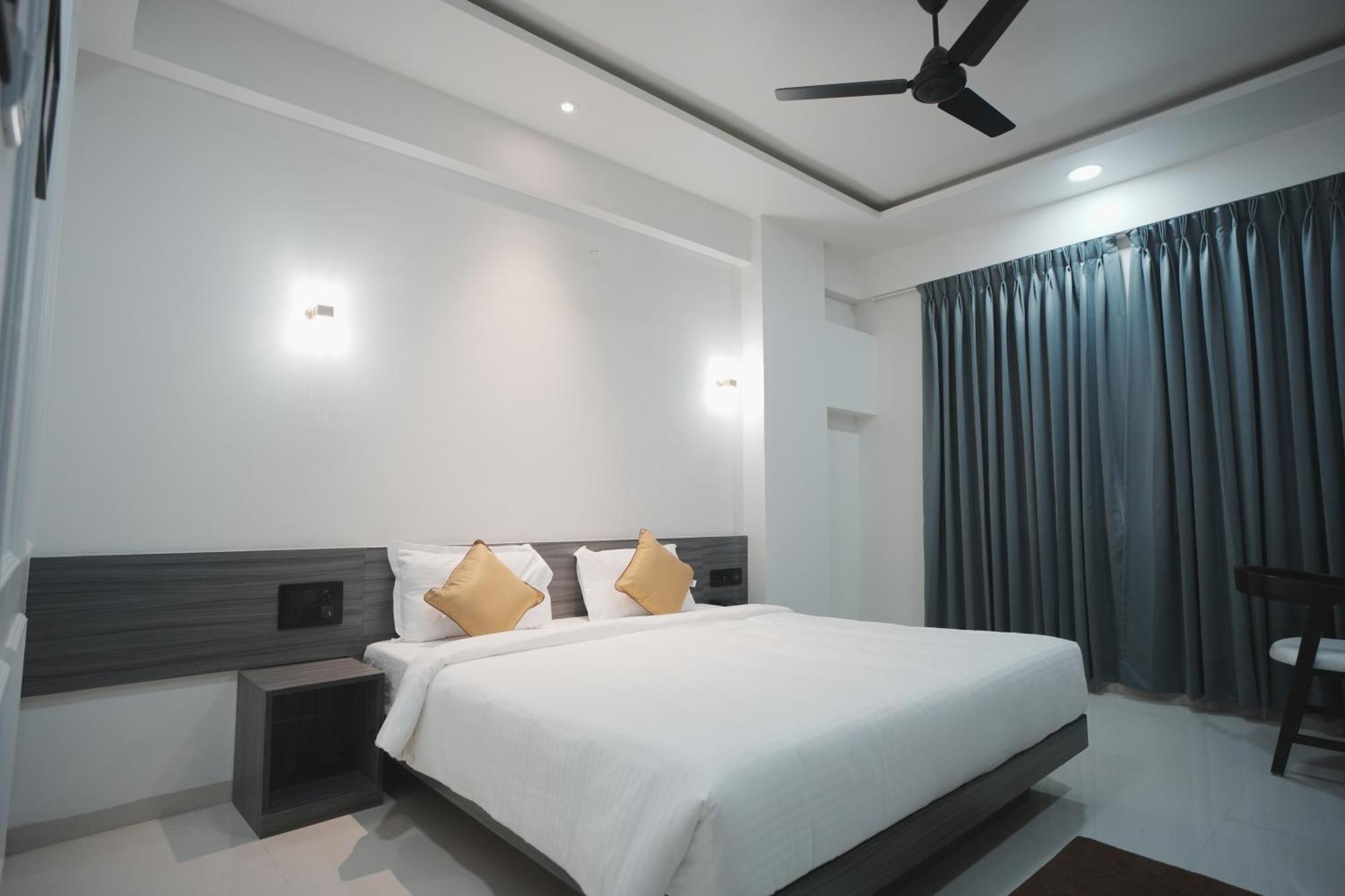 Hotel Oberon Solapur Exterior photo